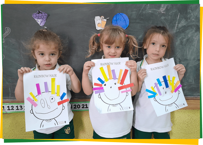 3 niñas presentando sus dibujos