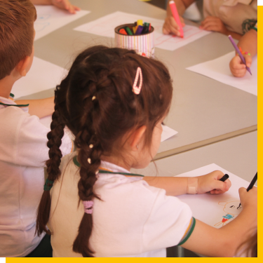 niños del nivel inicial haciendo una exposicion en clase