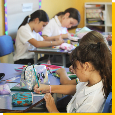 dos niños del nivel primario haciendo tareas